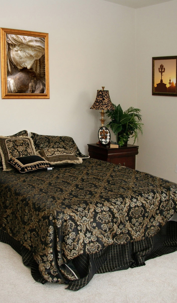 Черное покрывало на кровати в спальне