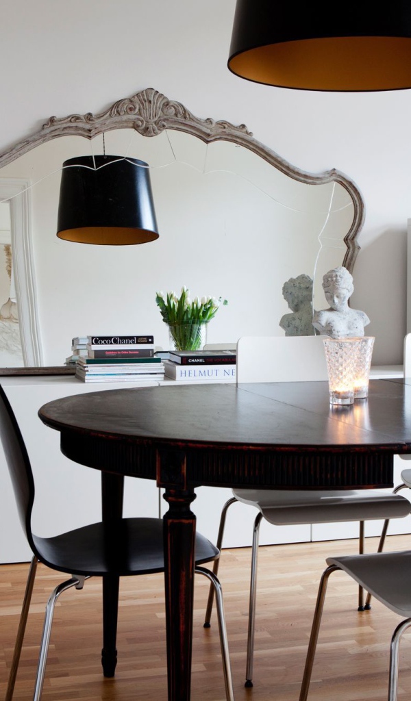 Черная люстра в столовой