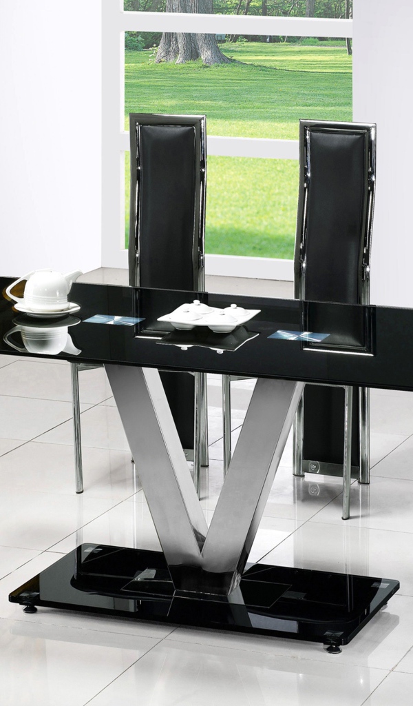 Черная мебель в столовой