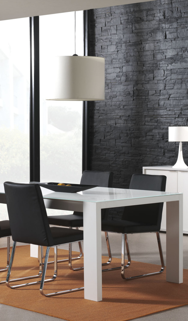 Черная стена в столовой