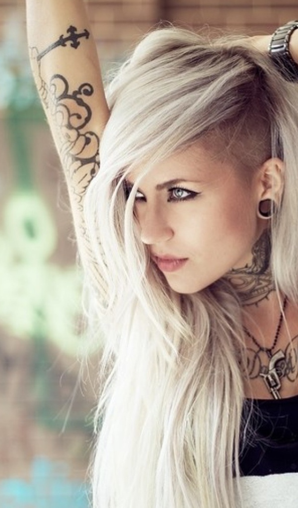 Блондинка с татуировками