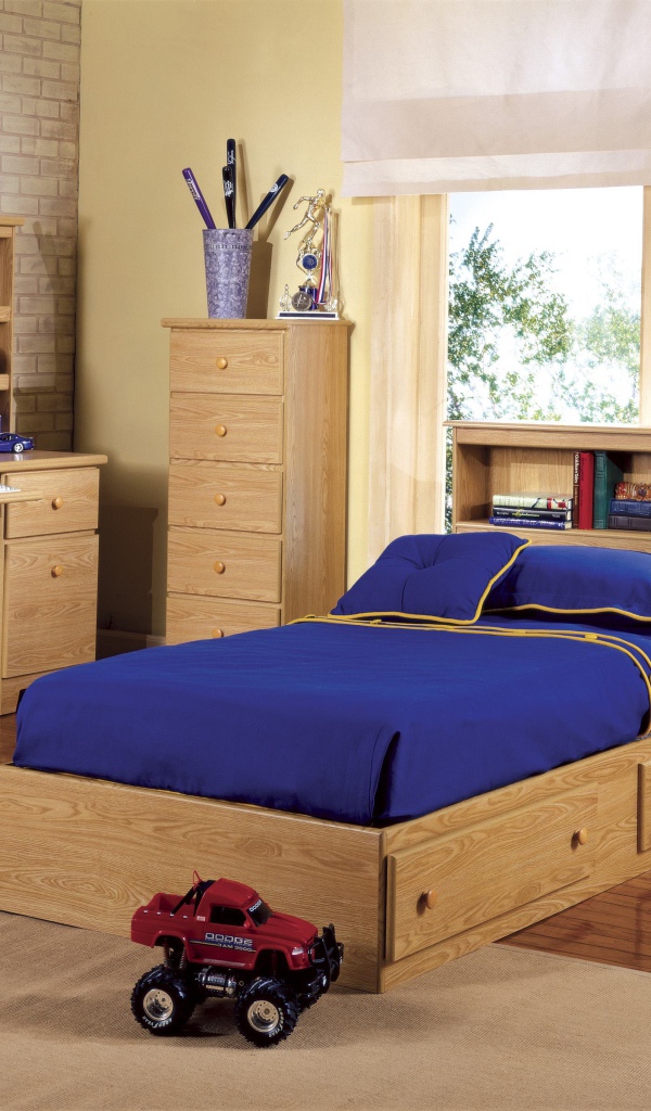 Голубая постель в детской комнате