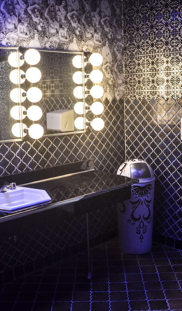 Сине черный кафель в ванной