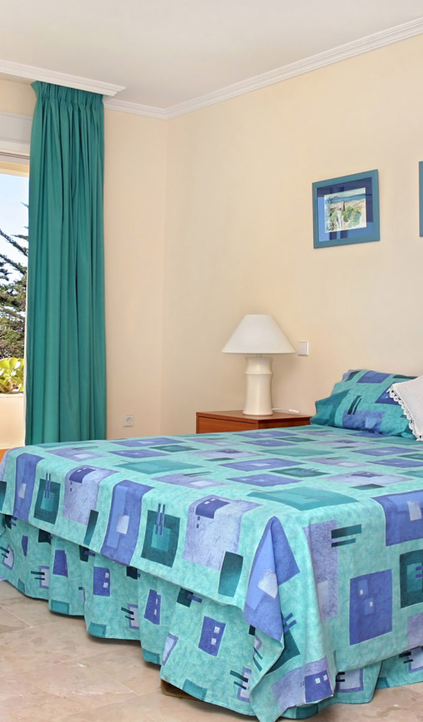 Голубые шторы в спальне