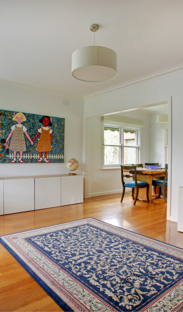 Голубой коврик в гостиной