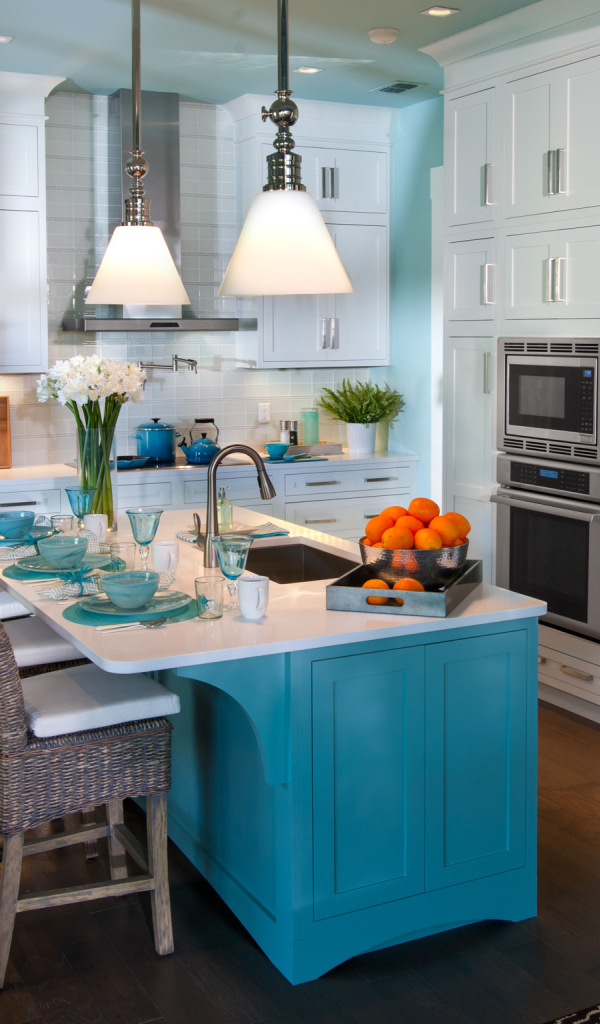 Голубой стол в кухне
