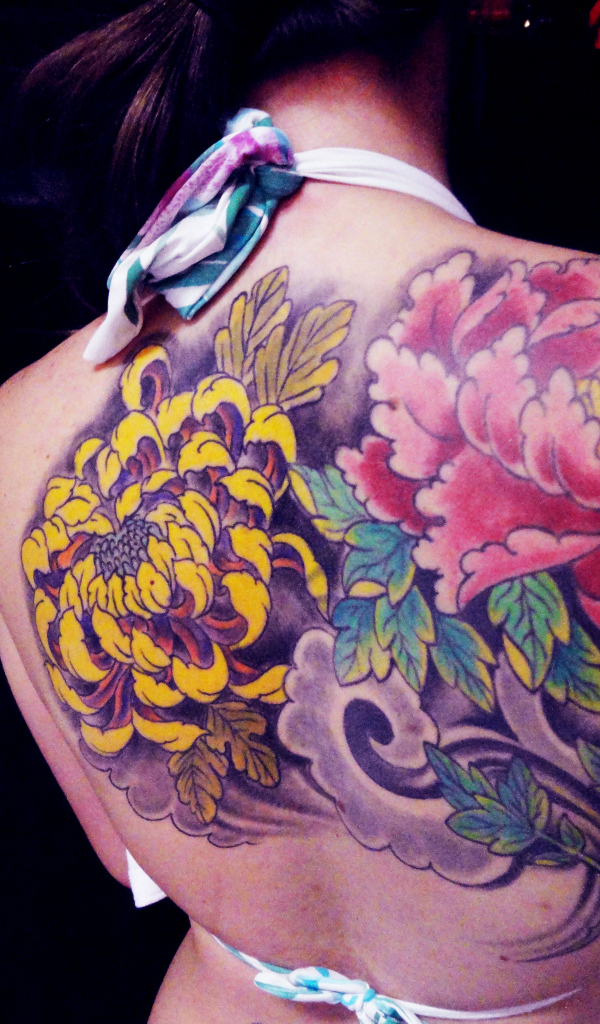 Тату букет на спине у девушки