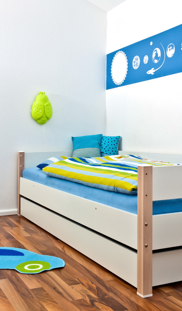 Яркая кровать в детской комнате