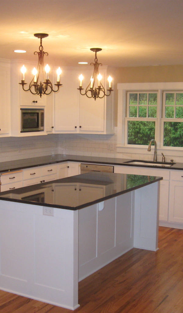 Яркие люстры на кухне