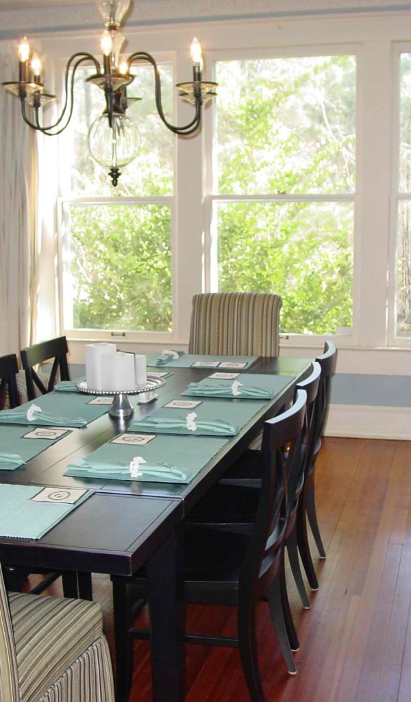 Светлая столовая в доме