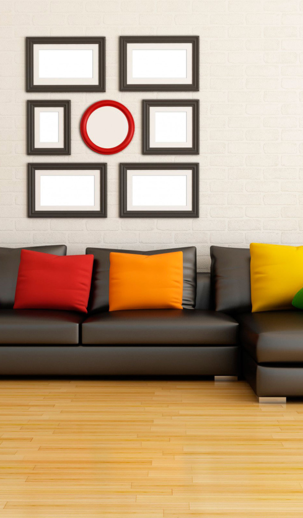 Яркие подушки на диване в гостиной