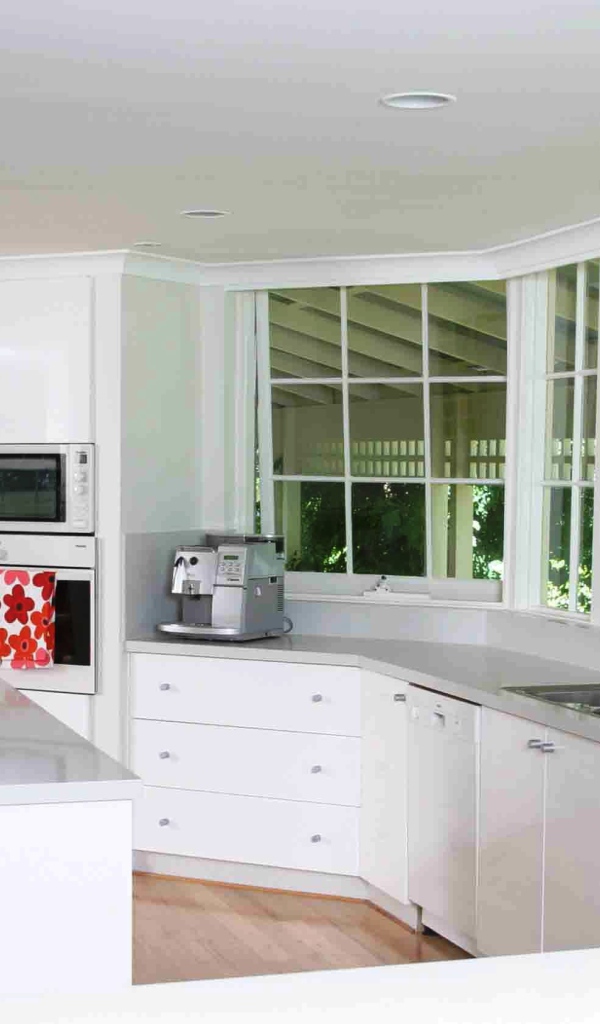 Ярко белая кухня