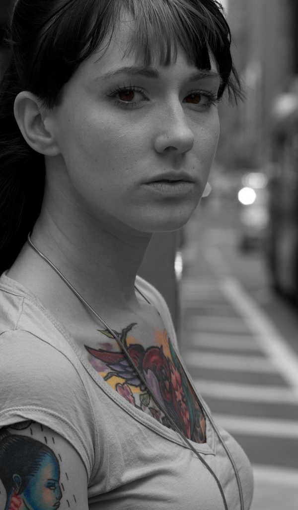 Кареглазая девушка с тату
