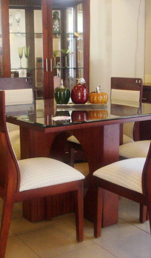 Коричневые стулья в столовой