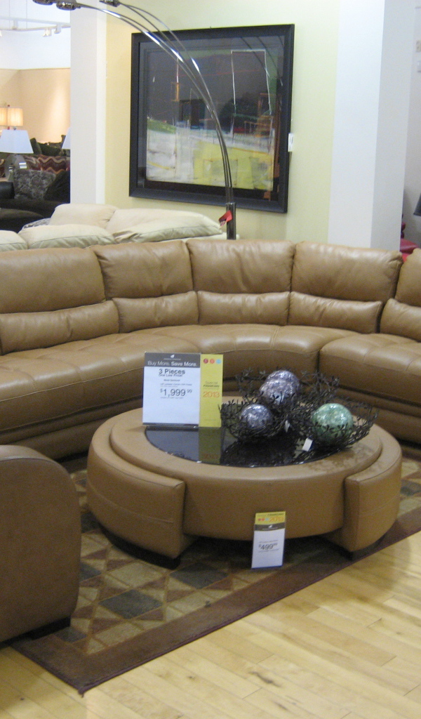 Кожаный коричневый диван в гостиной