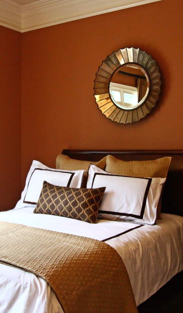 Коричневые стены в спальне