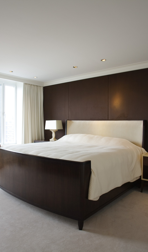 Коричневая стена в спальне