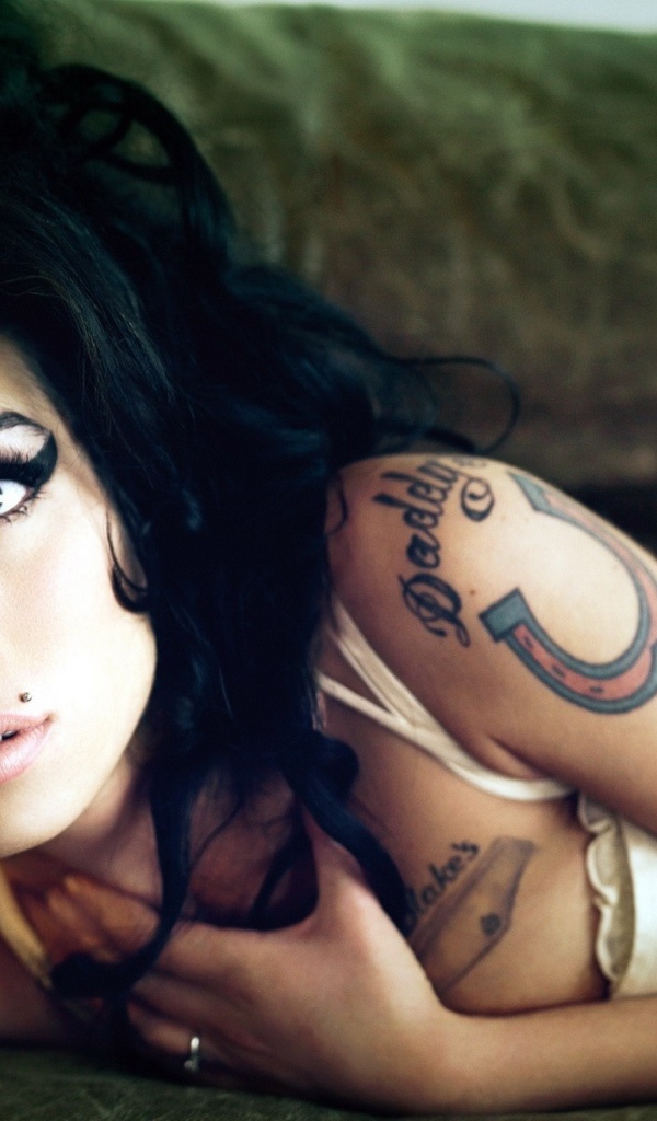 Девушка брюнетка с татуировкой