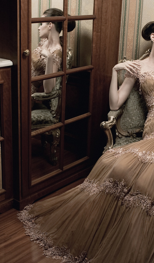 Брюнетка в шикарном платье