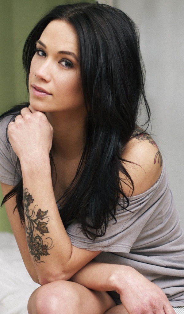 Брюнетка с тату на руке