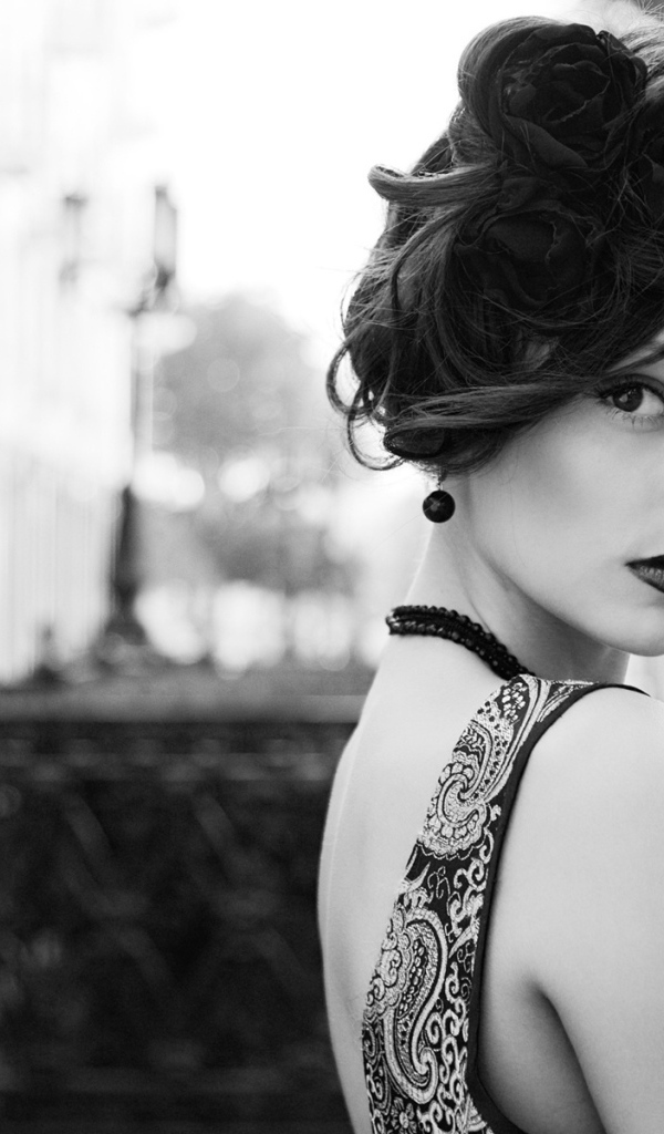 Брюнетка с тёмной помадой