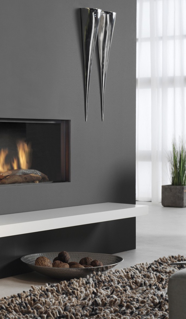 Горящий камин гостиной