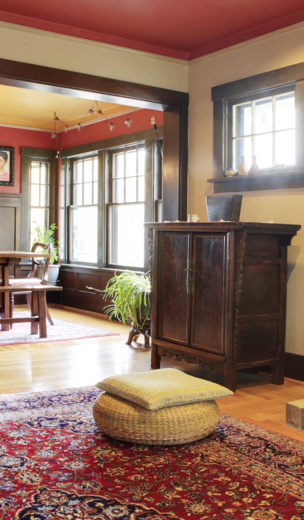 Горящий камин в гостиной