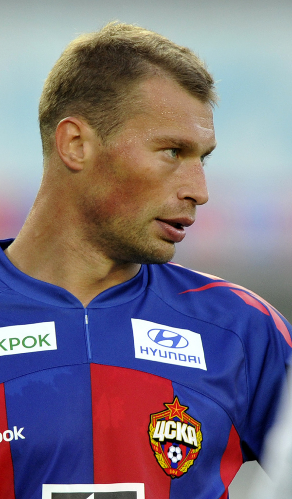 Защитник ЦСКА Василий Березуцкий на поле