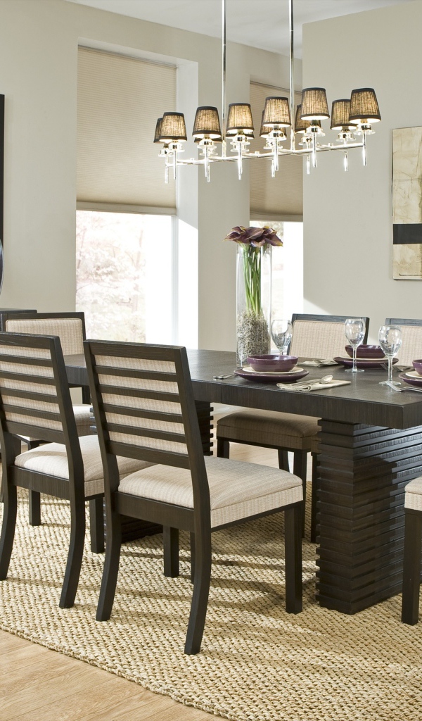 Люстра над столом в столовой