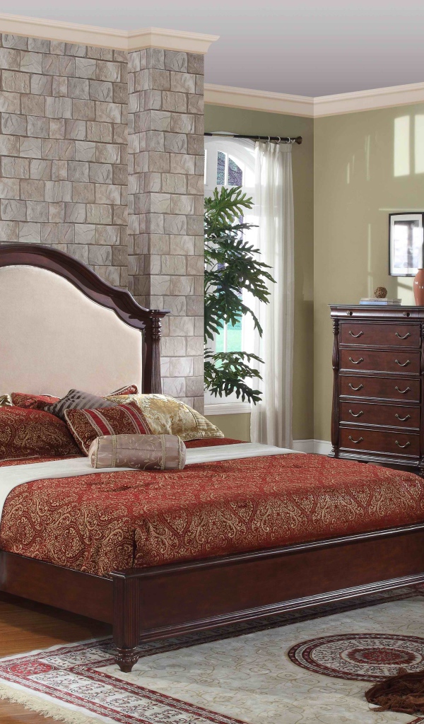 Классическая кровать в спальне