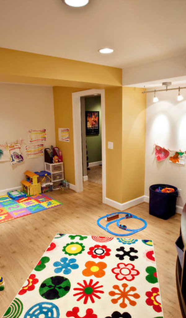 Пестрые коврики на полу в детской