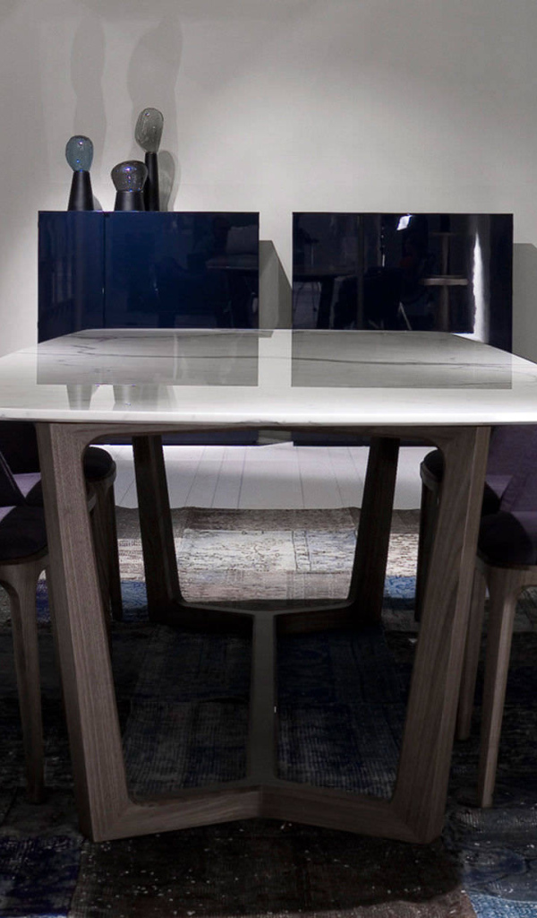 Удобные кресла в столовой