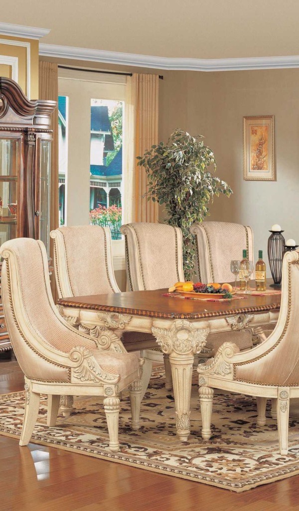 Кресла кремового цвета в столовой