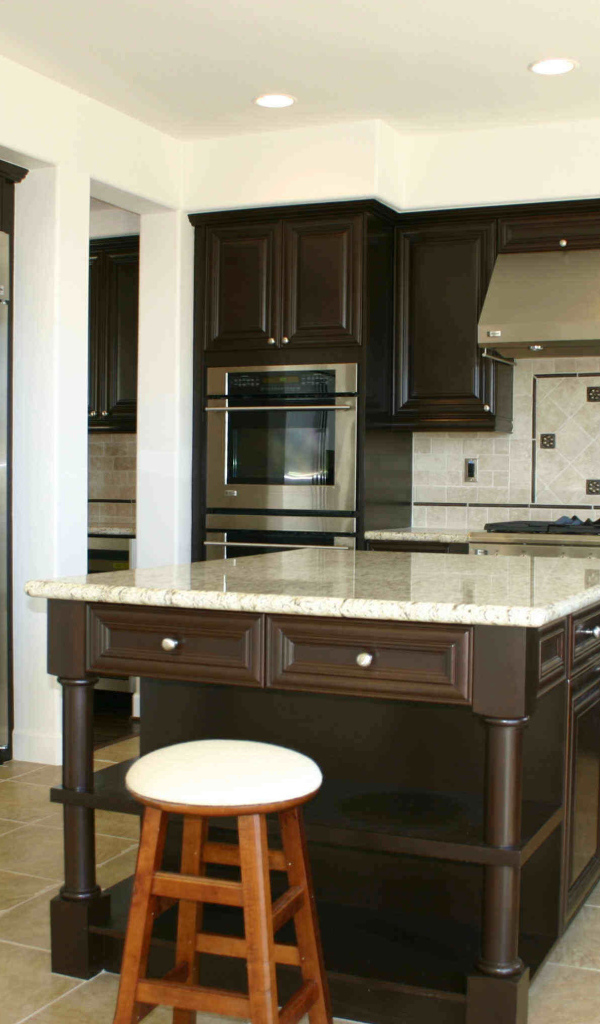 Темно коричневая мебель на кухне