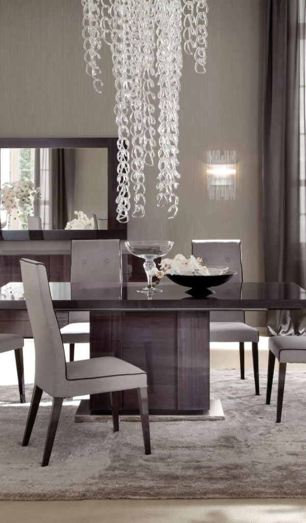 Декоративная люстра в столовой