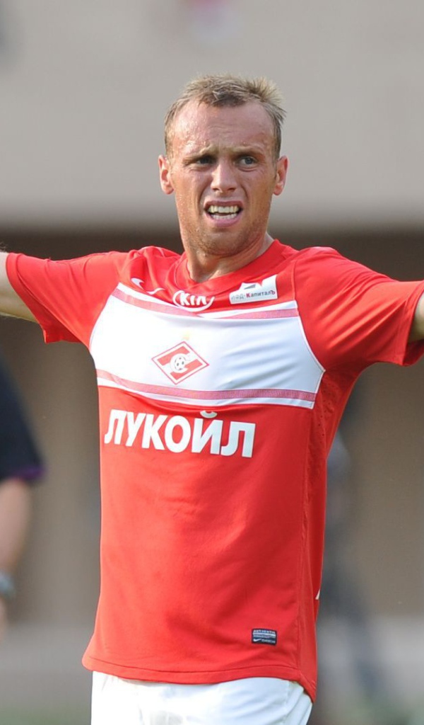 Денис Глушаков полузащитник Спартака в игре