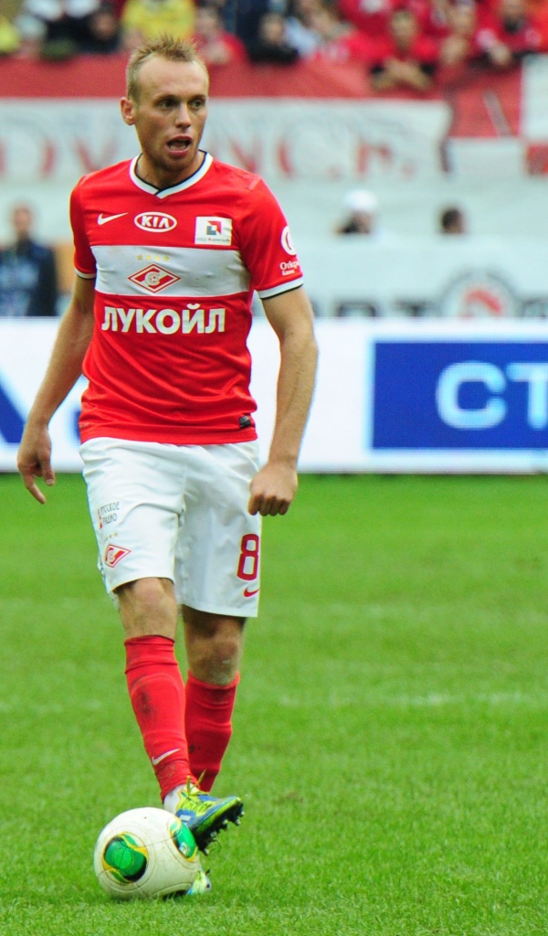 Денис Глушаков полузащитник Спартака с мячом