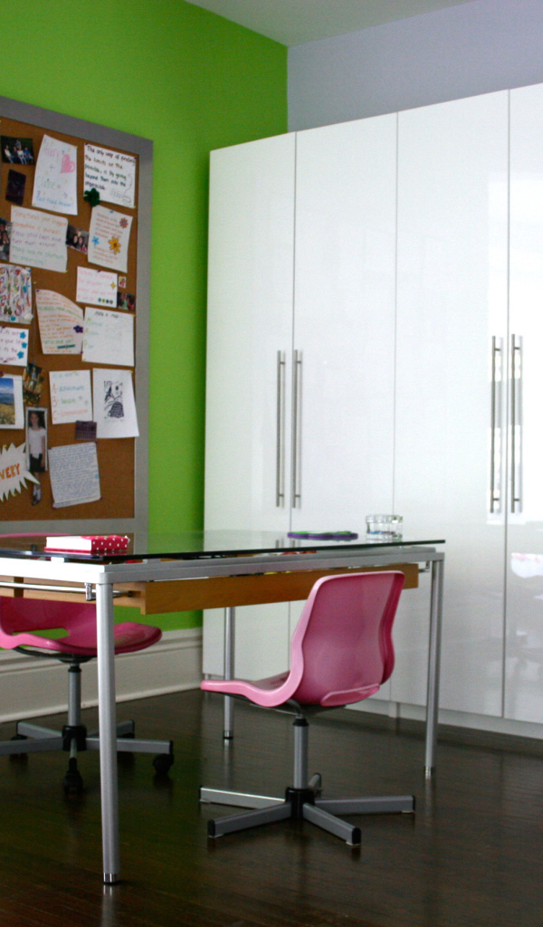 Рабочий стол в детской комнате