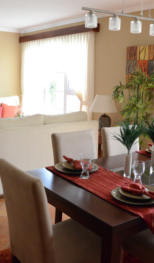 Столовая в большой комнате