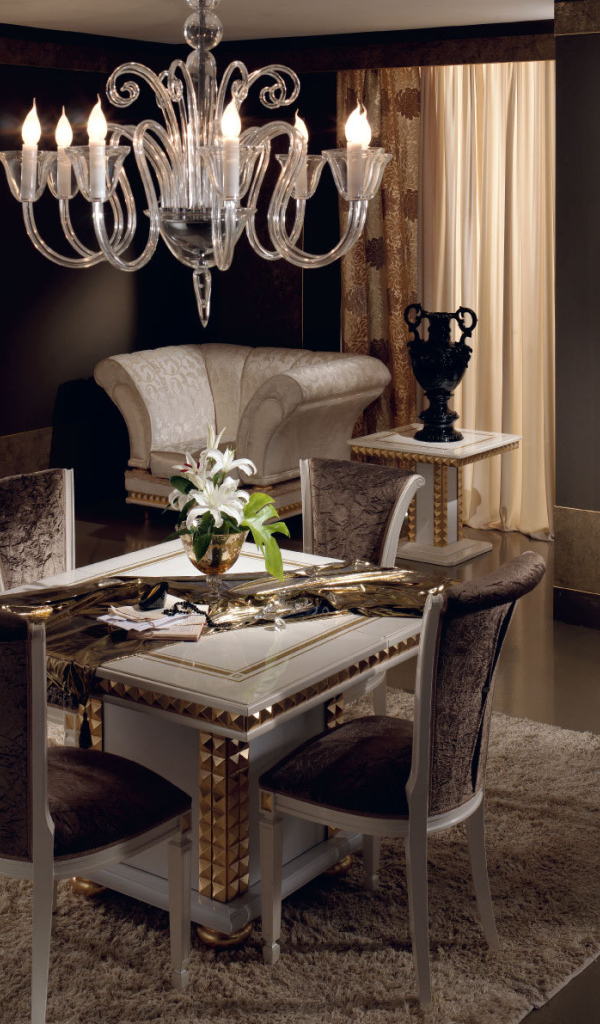 Столовая оформлена в темных тонах