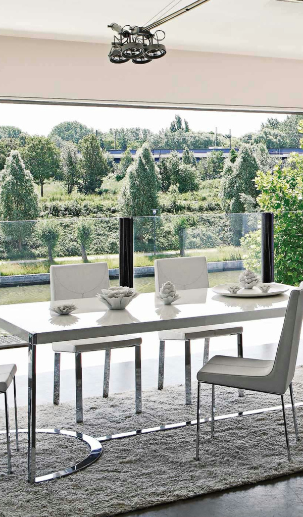 Столовая на балконе