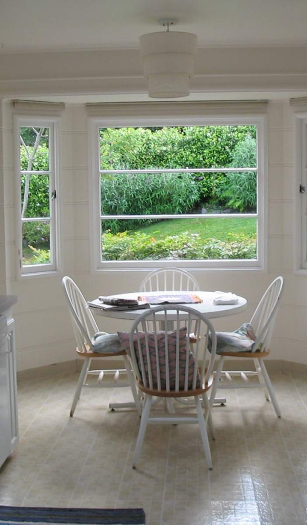 Окна столовой выходят в сад