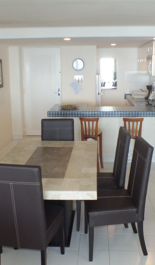 Столовая совмещенная с кухней