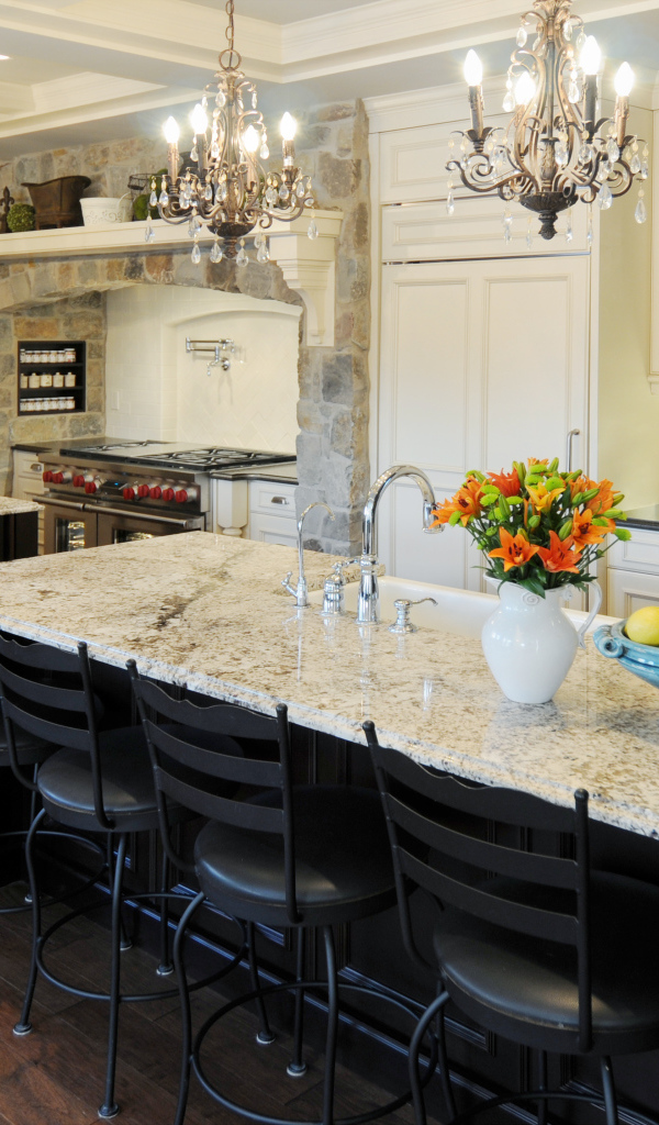 Обеденный стол в кухне