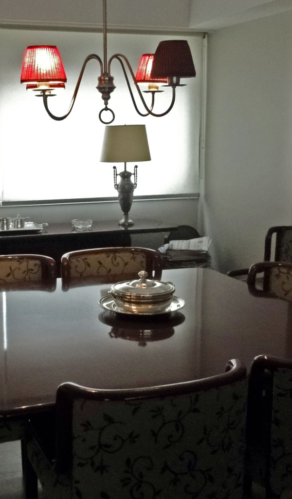 Блюдо на столе в столовой