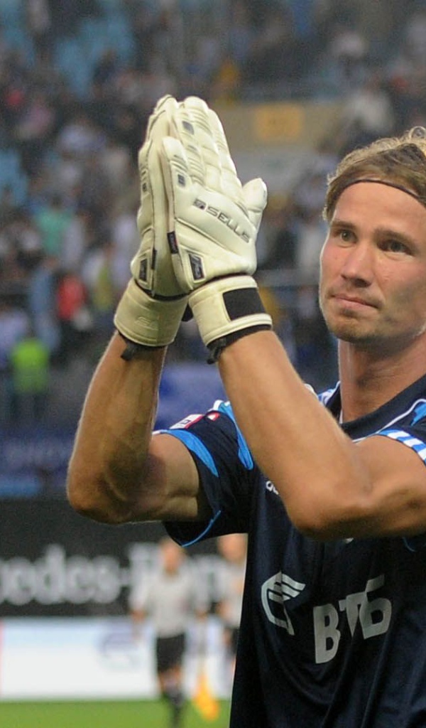 Антон Шунин вратарь Динамо приветствует болельщиков