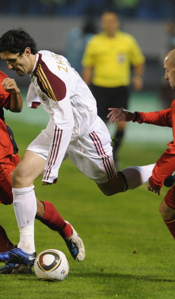 Полузащитник Динамо Юрий Жирков среди соперников