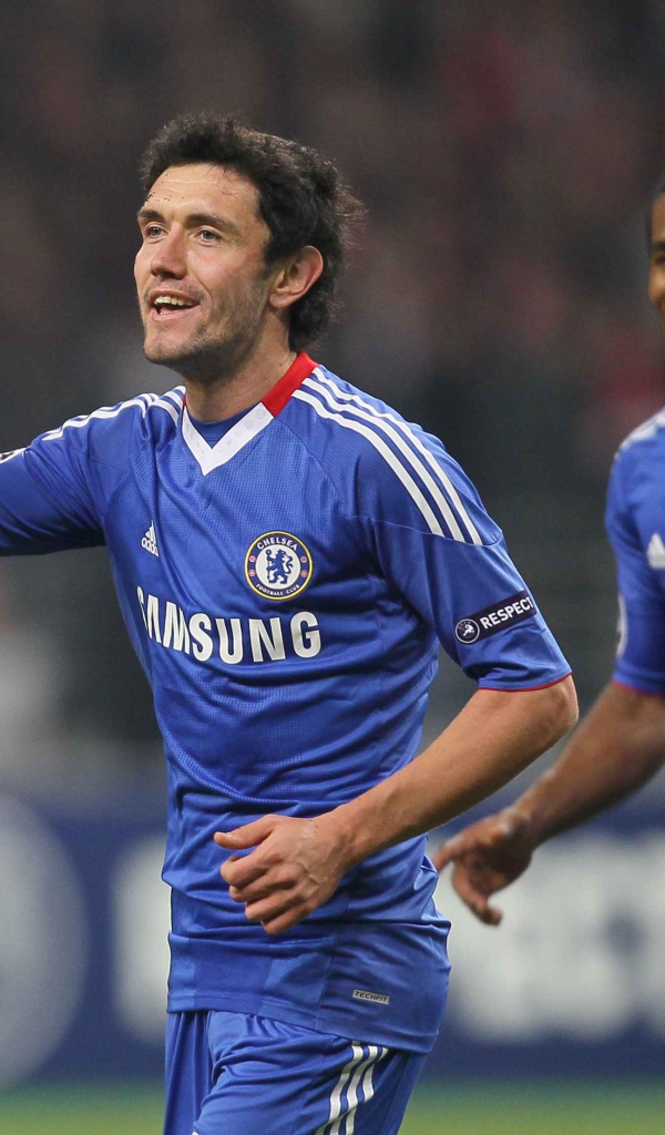 Полузащитник Динамо Юрий Жирков бежит по полю