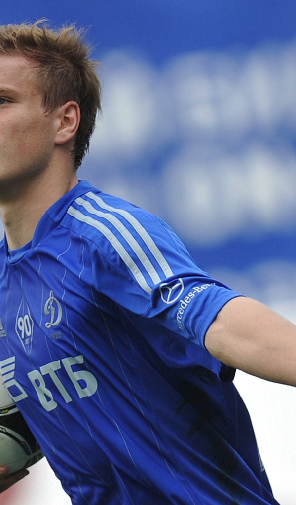 Нападающий Динамо Александр Кокорин с мячом