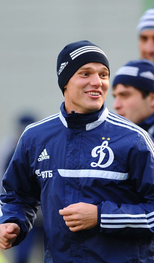 Нападающий Динамо Александр Кокорин с коллегами